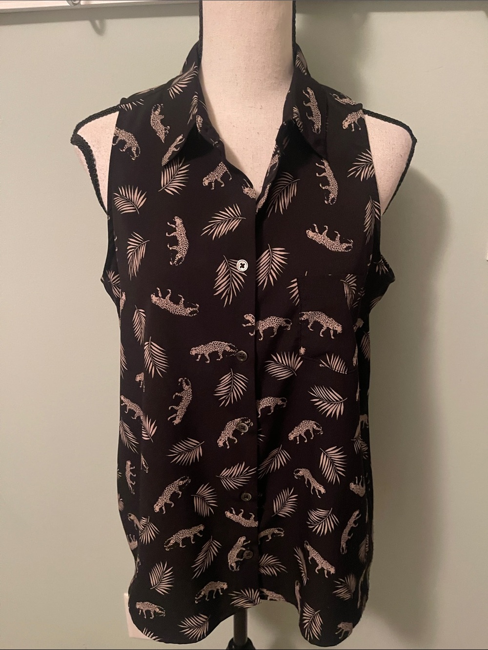 Carmen Marc Valvo Black Sleeveless Button-Front Leopard & Palm Print Top